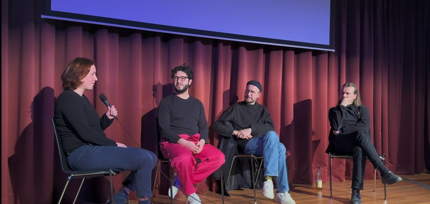 Foto vom Nachgespräch auf der Theaterbühne