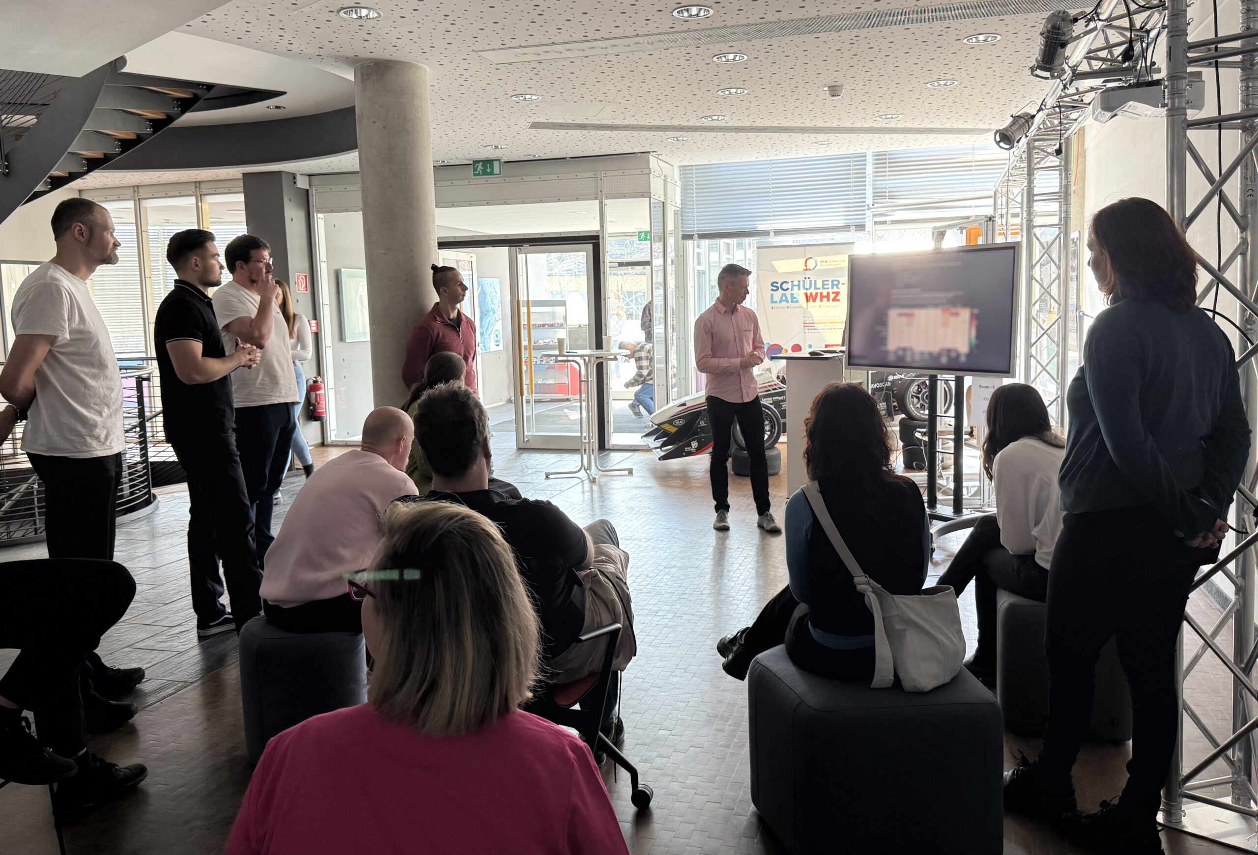 Präsentation des aktuellen Stands der Demonstratoren in parallelen Räumen und in Kleingruppen.